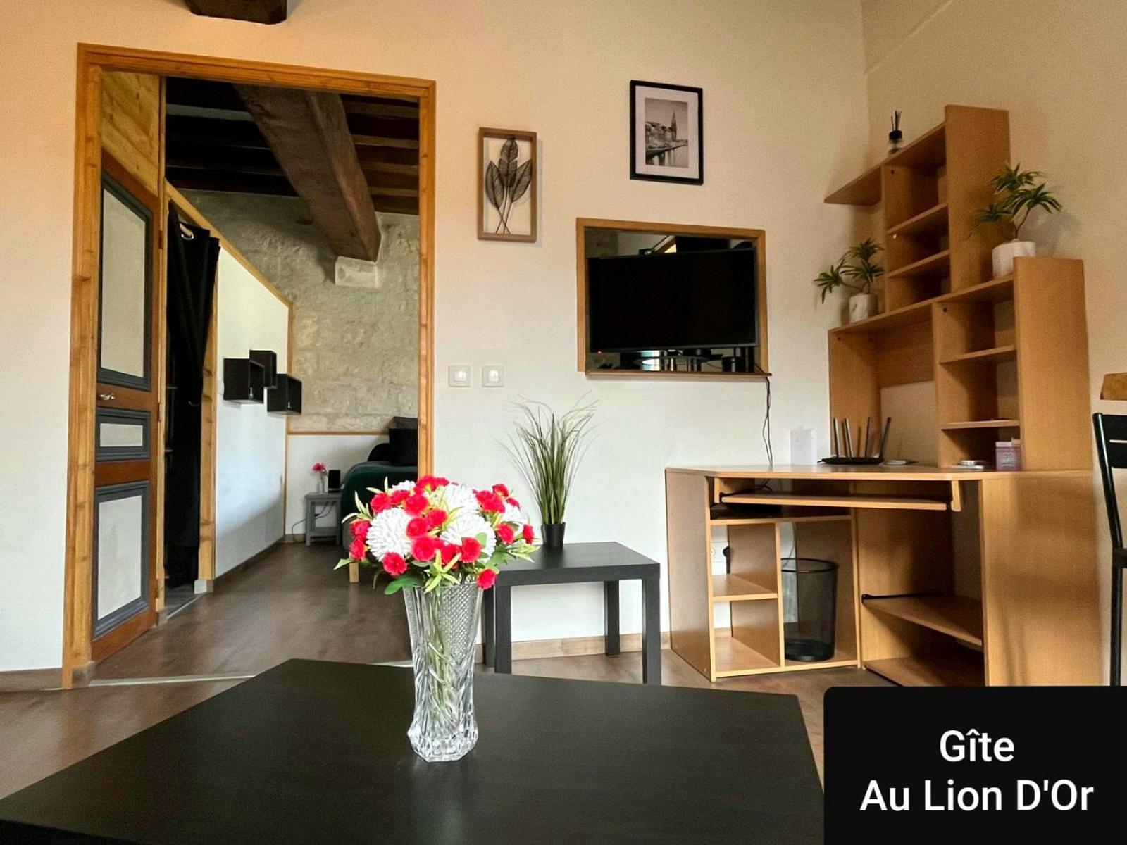 Au Lion D'Or Apartment Les Roches-l'Eveque ภายนอก รูปภาพ